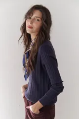 Sweater azul marino de tejido de punto acanalado con escote en V y mangas largas.