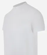 Chomba celeste de corte slim, confeccionada en tejido piquet texturizado de algodón, con cuello mao y cierre frontal parcial con botones.