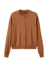 Cardigan de punto fino color tostado, con cuello redondo, manga larga y cierre frontal de botones.