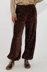 Pantalon de corte recto y holgado, confeccionado en tela cubierta de lentejuelas brillantes en color azul oscuro, con forro interior.