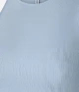 Top cropped sin mangas, color marrón oscuro, de corte ajustado al cuerpo y cuello redondo. Presenta textura acanalada.