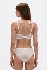 Soutien color blanco, estilo triángulo con copas armadas y tirantes ajustables.
