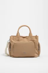 Bolso bandolera Pocket Bimba Y Lola de tamaño mediano, color tostado, confeccionado en nylon con estructura blanda, doble asa de mano y correa de tejido. Incluye un bolsillo exterior frontal con cierre y el logo metálico de la marca.