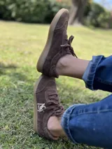 Championes acordonados de gamuza color marrón con logo bordado en el lateral.