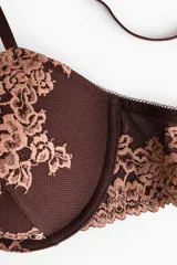 Soutien push-up de encaje y malla color marrón con detalles bordados en tono rosado, con aros, breteles ajustables y copas acolchadas.