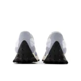 Championes urbanos New Balance modelo 327, color blanco con detalles en celeste y beige. Confeccionados en gamuza y nylon, con logo "N" característico en los laterales y suela de goma con tacos.