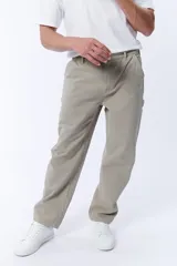 Pantalón estilo carpintero de corte recto y ajuste holgado, confeccionado en tela de algodón resistente. Presenta bolsillos laterales, bolsillos traseros y detalles de costuras reforzadas característicos del diseño utilitario.