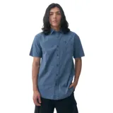 Camisa de manga corta Quiksilver modelo Spaced Out, color azul con estampado sutil y efecto lavado. Cuenta con cuello camisero, cierre frontal de botones y un bolsillo aplicado en el pecho con etiqueta de la marca.