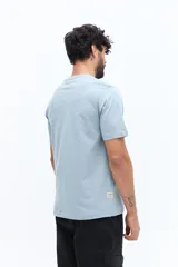 Remera básica de hombre con cuello redondo y mangas cortas, confeccionada en algodón. Presenta un pequeño logo bordado en el pecho.