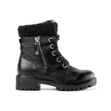 Borcegos de cuero sintético color negro, con caña media que presenta un detalle de tejido tipo corderito en el borde superior. Cuentan con cierre lateral, cordones frontales con ojalillos metálicos y suela track con taco de 4,5 cm.
