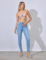 Jean skinny de tiro alto, color celeste, marca William Rast.