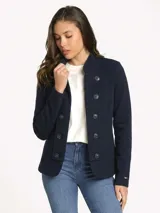 Campera abierta Tommy Hilfiger de color azul marino, confeccionada en tejido Ponte de viscosa y nailon. Presenta un diseño estructurado con cuello mao, doble hilera de botones decorativos oscuros y puños largos con detalle de insignia metálica.