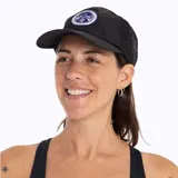 Gorro trucker Merrell negro con paneles traseros de red, visera curva y parche frontal bordado con diseño de montaña y la inscripción "Merrell Living outdoors around the world since 1981".