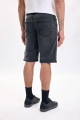 Bermuda de jean gris oscuro de corte clásico, con lavado desgastado y bolsillos laterales y traseros.