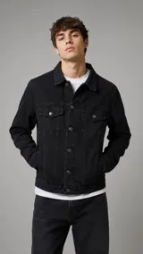 Campera de jean negra, de corte clásico con bolsillos frontales con solapa y botones metálicos.
