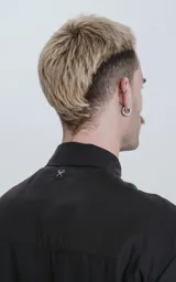 Camisa de manga corta color negro, con cuello clásico y cierre frontal de botones.