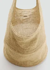 Bolso tipo saca de gran tamaño, confeccionado en tejido de lúrex brillante con acabado metalizado. Presenta un diseño minimalista sin cierre y una asa larga integrada para llevar al hombro.