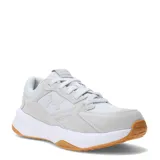 Championes Under Armour modelo Edge Suede, color gris claro con detalles en blanco y suela de goma color caramelo. Presentan una combinación de malla y gamuza en el exterior, con el logo de la marca en el lateral.