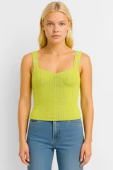 Top de punto color verde lima con textura acanalada, breteles anchos y escote recto. Presenta bordados florales en los breteles.