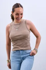 Musculosa de algodón con efecto acid wash en color beige, de corte ajustado y cuello redondo.