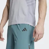 Short de training Adidas color verde azulado, corte ajustado y entallado, con logo de Adidas en color oscuro en la pierna izquierda.