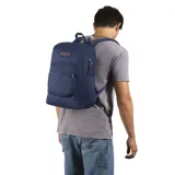 Mochila Jansport azul marino con un compartimento principal, bolsillo frontal con cierre, bolsillo lateral para botella de agua y sobre interno acolchado para laptop de 15 pulgadas.
