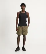 Musculosa regular masculina confeccionada en rib de algodón acanalado, de diseño básico, sin estampa, con breteles medianos y corte alargado.