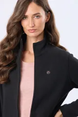 Campera de polar azul marino con cierre frontal completo, cuello alto y bolsillos laterales con cierre. Presenta detalles en cuero en los tiradores de los cierres.