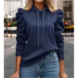 Buzo tipo hoodie de color azul marino, confeccionado en tejido suave con diseño de mangas princesa fruncidas en los hombros. Presenta capucha con cordones ajustables y puños elásticos.