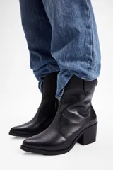 Botineta estilo texano de cuero vacuno color negro, con taco cuadrado y punta fina.