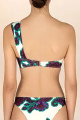 Top de bikini bandeau asimétrico con estampado floral en tonos verde, morado y blanco.