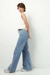 Pantalón de jean negro de corte ancho y tiro alto, con cordón ajustable en la cintura.