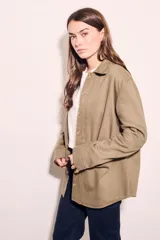 Sobrecamisa verde oliva de algodón con cuello clásico, cierre frontal con botones, bolsillos de parche en el pecho y corte recto.