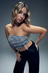 Top strapless de denim gris con diseño estilo corset, presenta doble tira ajustable con hebillas metálicas en el frente y cierre en la espalda.