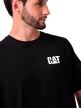 Remera de manga corta y cuello redondo color negro, con logo de la marca estampado en el pecho y diseño gráfico en la espalda.