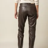 Pantalón de cuero ovino italiano color crema, de corte recto con tajos laterales en el ruedo.