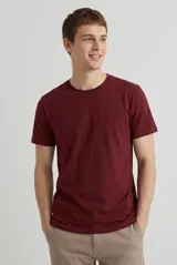 Remera de cuello redondo y manga corta, confeccionada en algodón de alta calidad con un diseño liso y corte clásico.