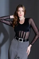 Body negro de lycra y microtul, con mangas largas de microtul y detalle en la cintura.