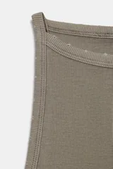Top de cuello halter color gris con efecto lavado, confeccionado en tejido rib de mezcla de algodón.