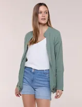 Chaqueta de algodón verde militar, marca Dash, con bolsillos simulados en el frente y terminaciones desflecadas.