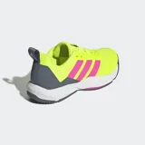 Championes de entrenamiento Adidas Rapidmove 2, color amarillo neón con las icónicas tres tiras en fucsia y detalles en gris oscuro. Presentan una estructura de malla transpirable con refuerzos laterales y mediasuela con tecnología Lightstrike para mayor amortiguación y respuesta.