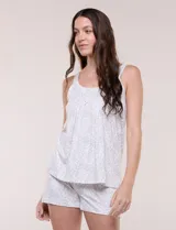 Pijama de dos piezas de la marca René Rofé, compuesto por una musculosa de escote redondo con detalles de puntilla, botones y lazo decorativo, y un short con cintura elastizada. Confeccionado en mezcla de poliéster y elastano, presenta un diseño estampado.