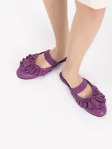 Ballerina Jules realizada en cuero vacuno liso, color morado. Presenta volados y una tira elástica sobre el empeine para un mejor ajuste, con un diseño plano y punta redondeada.