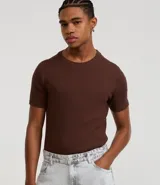 Remera marrón de corte ajustado, cuello redondo y mangas cortas, confeccionada en tejido de media malla.