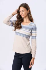 Remera de algodón con poliéster, de manga larga, con estampado de rayas horizontales en tonos beige, azul claro, azul grisáceo y blanco. Tiene un corte clásico y escote redondo.