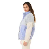 Campera de pana con diseño de bloques de color en tonos celeste, azul y beige. Presenta cuello alto, cierre frontal con cremallera y botones a presión, y puños elásticos acanalados.
