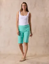 Bermuda color beige de gabardina elastizada, marca Ruby Rd. Tiene pretina ancha elastizada, bolsillos simulados en la parte delantera y bolsillos aplicados en la parte trasera.