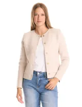 Chaqueta de punto color beige, con cuello redondo, cierre frontal mediante botones metálicos y bolsillos aplicados en la parte delantera.