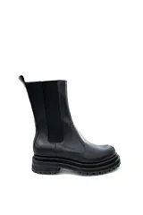 Bota Chelsea de cuero negro con elásticos laterales, tirador trasero y suela track.