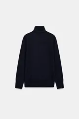 Jersey de punto confeccionado en lana, con cuello subido y manga larga.